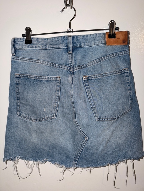 H&M &Denim Light Wash Distressed Denim Mini Skirt | Size US 8 / EUR 38 - Picture 5 of 5